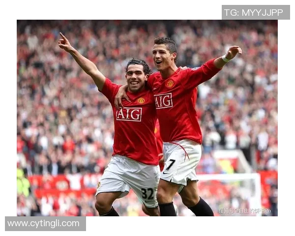 足球明星与球员同框瞬间展现激情与友谊的完美结合 足球明星与球员同框瞬间展现激情与友谊的完美结合