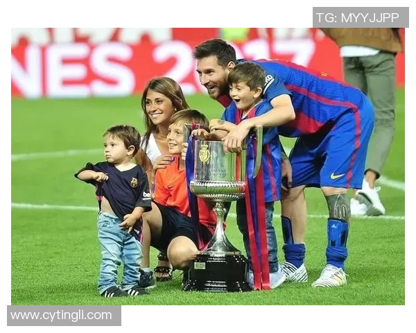 足球明星的维密女友如何在时尚与爱情之间找到平衡 足球明星的维密女友如何在时尚与爱情之间找到平衡